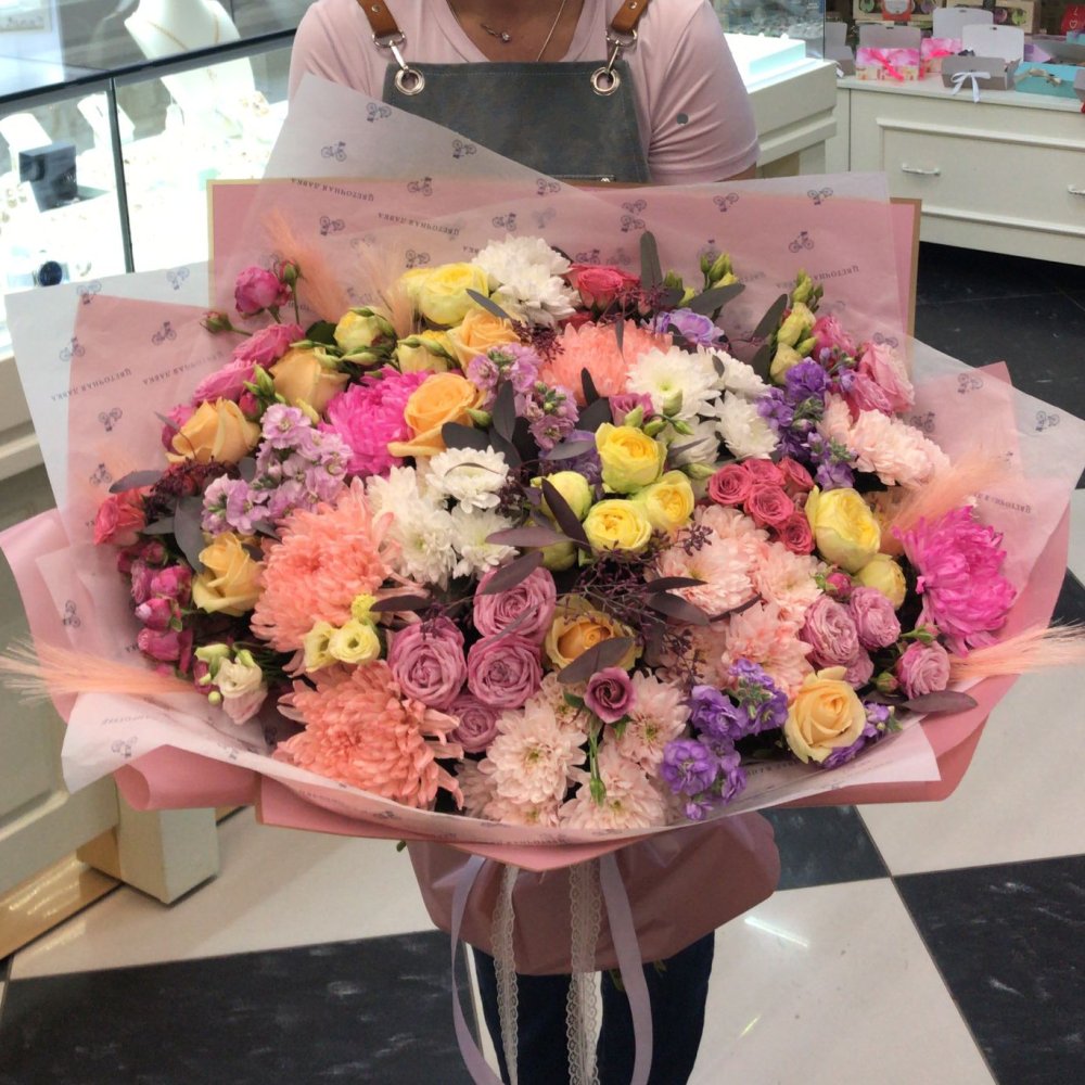 Элитный букет цветов из: Розы, Лизиантусы и Хризантемы